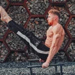 Foto van Hendri Vermeer die een oefening doet