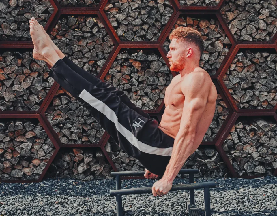 Foto van Hendri Vermeer die een oefening doet