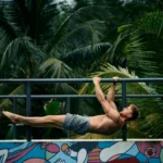 Foto van Hendri Vermeer die een oefening doet